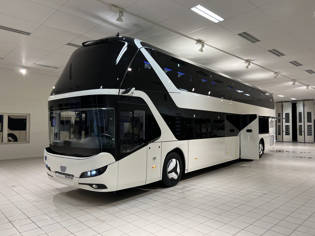 Autobus urban NEOPLAN SKYLINER P06 Euro 6E V.I.P / Exclusive Class (Gräddfärgad skinnklädsel): foto 14