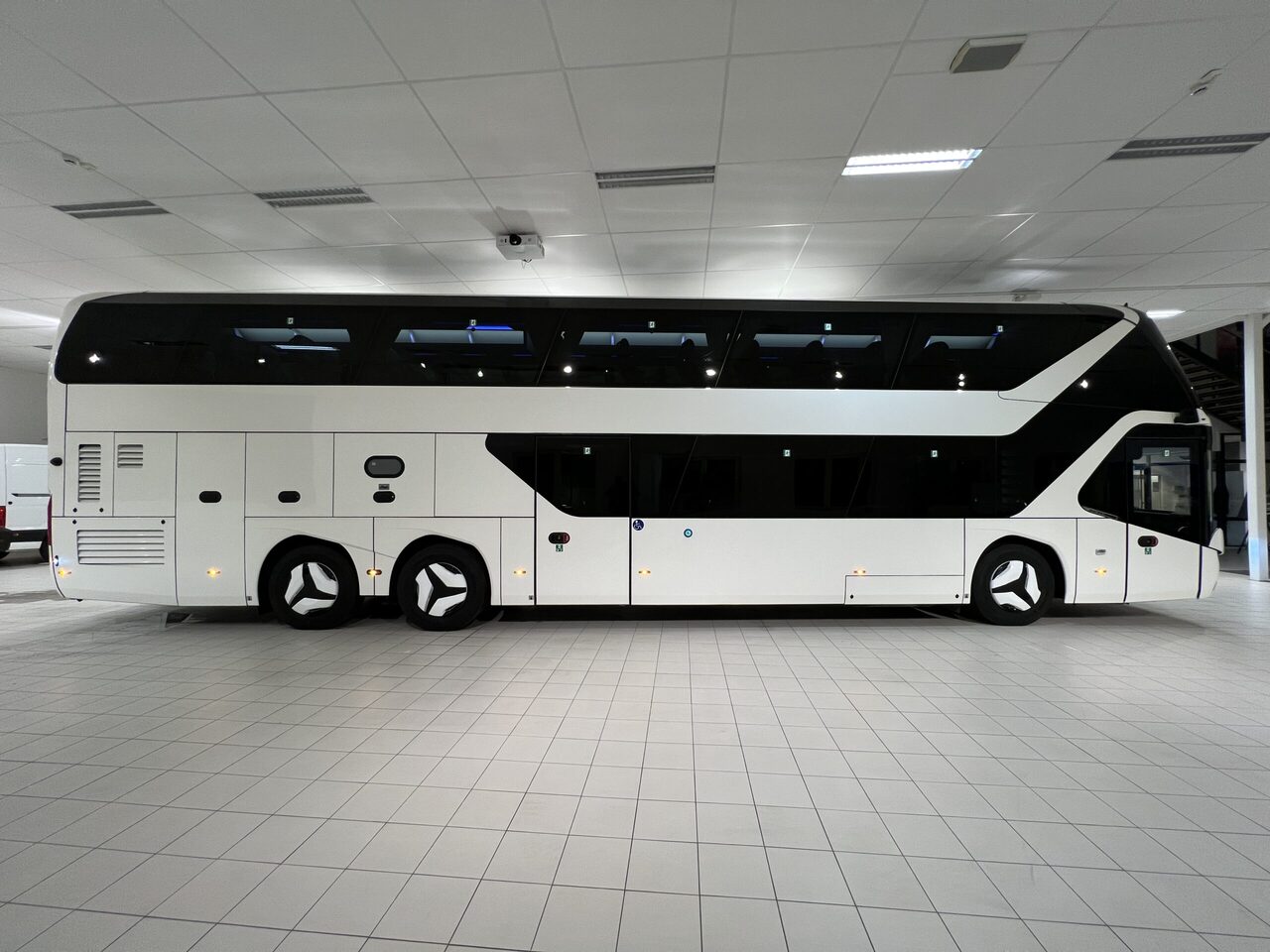 Autobus urban NEOPLAN SKYLINER P06 Euro 6E V.I.P / Exclusive Class (Gräddfärgad skinnklädsel): foto 7