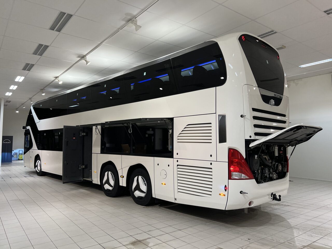 Autobus urban NEOPLAN SKYLINER P06 Euro 6E V.I.P / Exclusive Class (Gräddfärgad skinnklädsel): foto 15