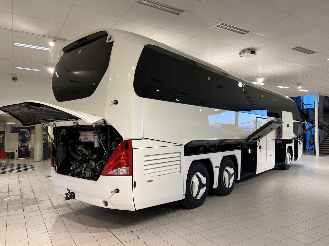 Autobus urban Neoplan Cityliner P15 Euro 6E V.I.P / Exclusive Class (Gräddfärgad skinnklädsel): foto 16