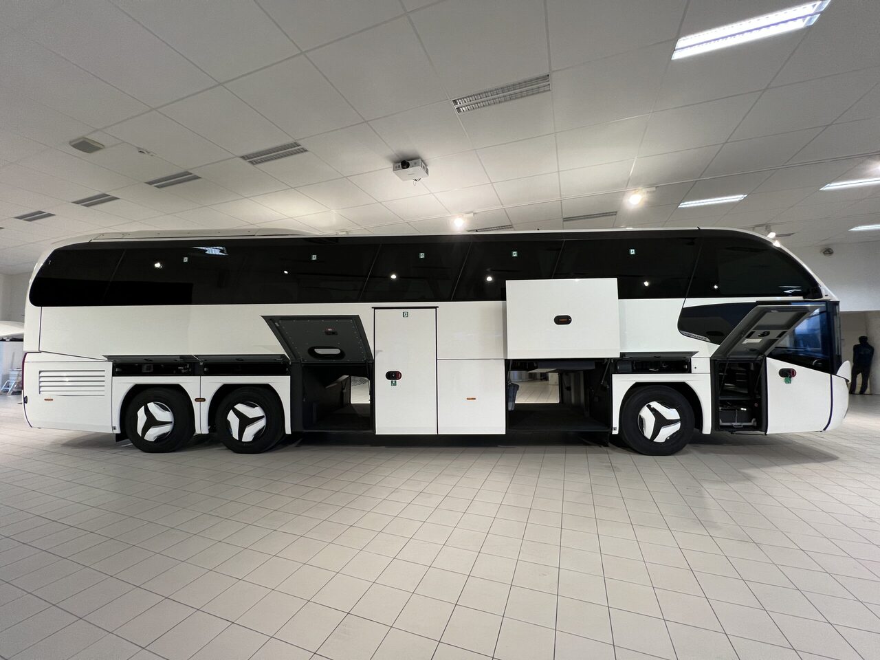 Autobus urban Neoplan Cityliner P15 Euro 6E V.I.P Exclusive Class (svart / brons färgad skinnklädsel): foto 17