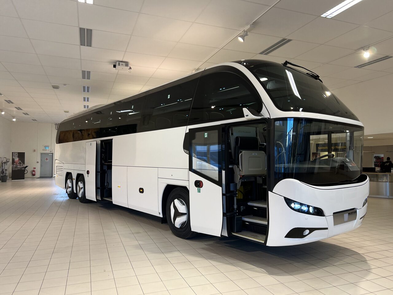Autobus urban Neoplan Cityliner P15 Euro 6E V.I.P Exclusive Class (svart / brons färgad skinnklädsel): foto 10