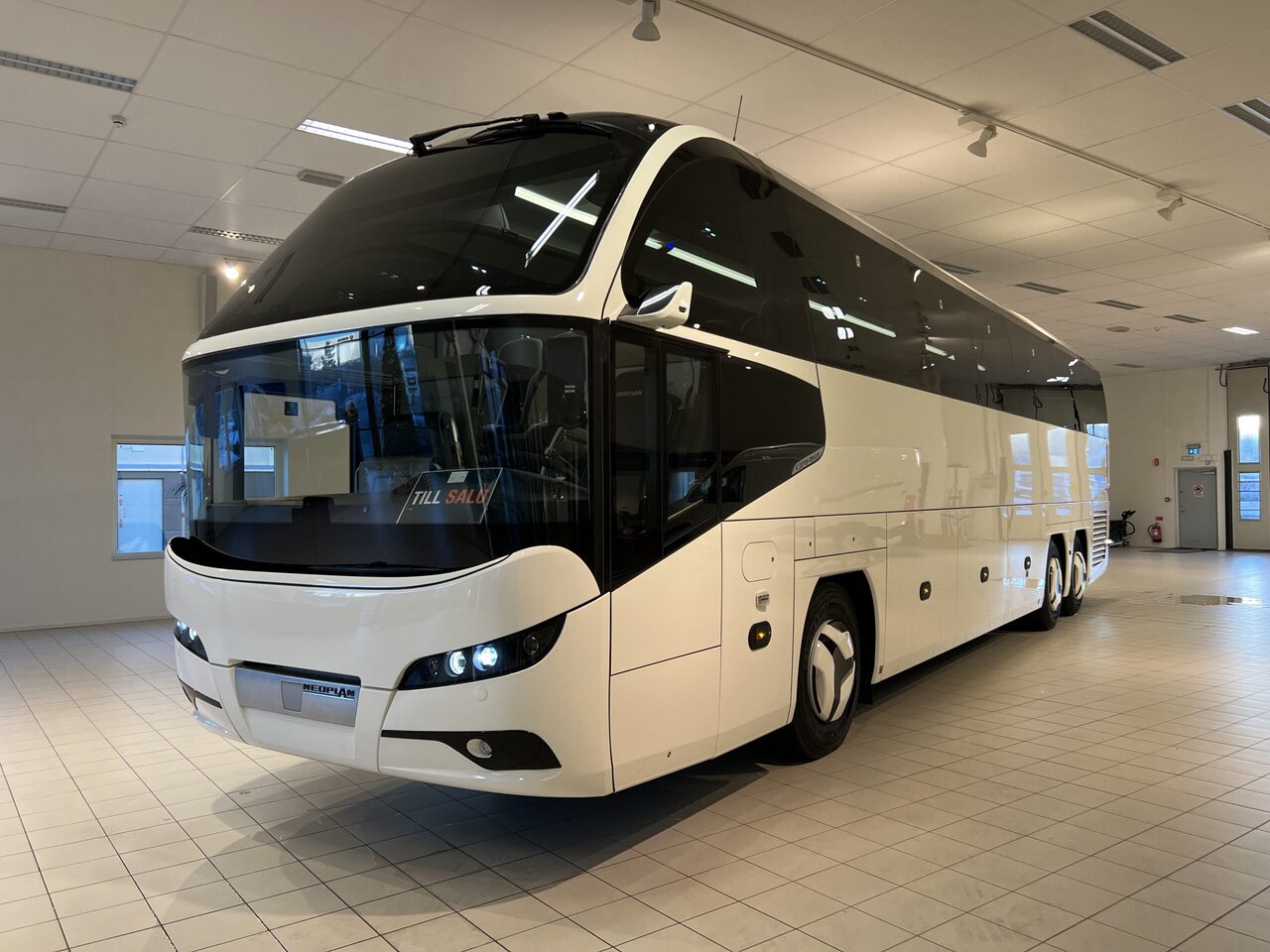 Autobus urban Neoplan Cityliner P15 Euro 6E V.I.P Exclusive Class (svart / brons färgad skinnklädsel): foto 2