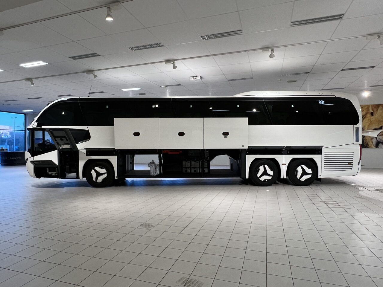 Autobus urban Neoplan Cityliner P15 Euro 6E V.I.P Exclusive Class (svart / brons färgad skinnklädsel): foto 13