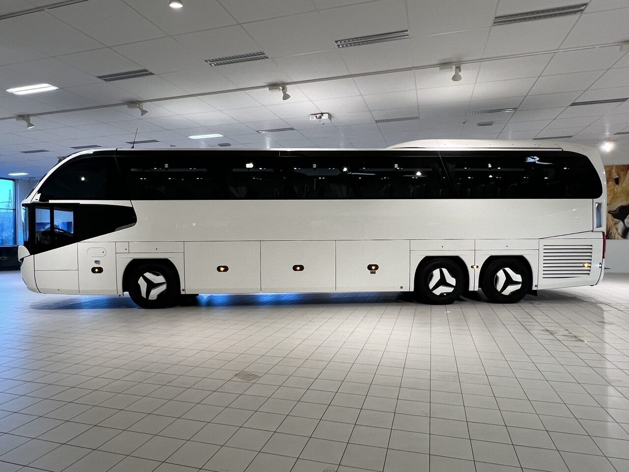 Autobus urban Neoplan Cityliner P15 Euro 6E V.I.P Exclusive Class (svart / brons färgad skinnklädsel): foto 3