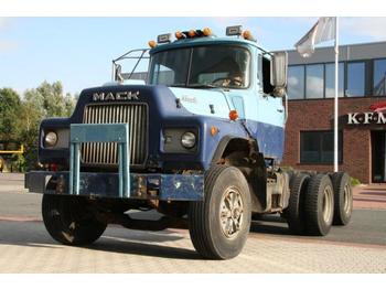 Mack DM 686 ST - Gjysmë-kamion