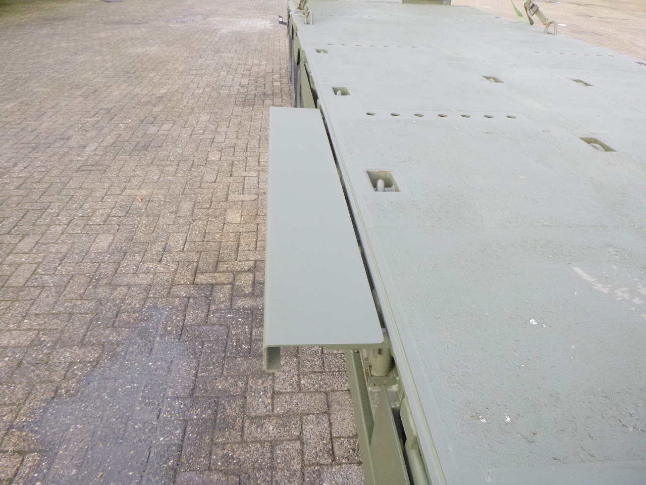 Gjysmë rimorkio me plan ngarkimi të ulët Broshuis 3-axle semi-lowbed trailer E-2130 / 73 t + ramps: foto 22