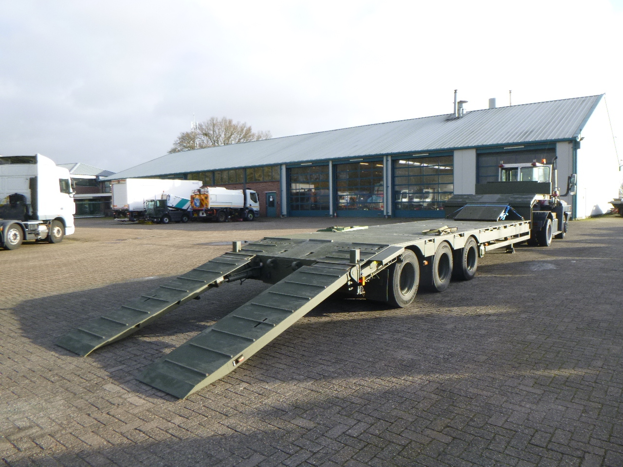 Gjysmë rimorkio me plan ngarkimi të ulët Broshuis 3-axle semi-lowbed trailer E-2130 / 73 t + ramps: foto 6