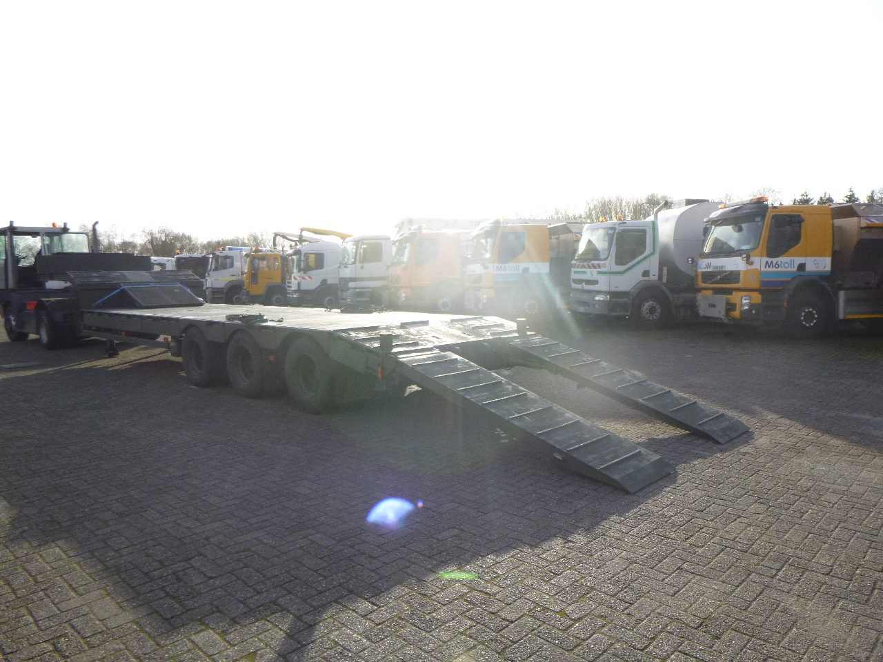 Gjysmë rimorkio me plan ngarkimi të ulët Broshuis 3-axle semi-lowbed trailer E-2130 / 73 t + ramps: foto 5