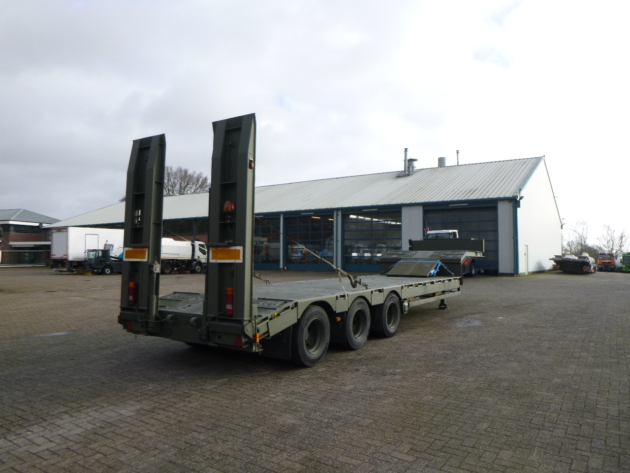 Gjysmë rimorkio me plan ngarkimi të ulët Broshuis 3-axle semi-lowbed trailer E-2130 / 73 t + ramps: foto 3