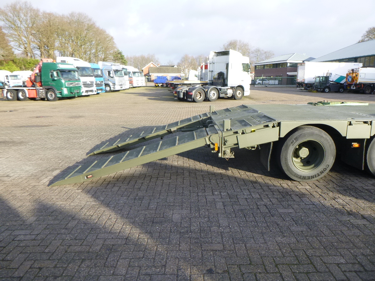 Gjysmë rimorkio me plan ngarkimi të ulët Broshuis 3-axle semi-lowbed trailer E-2130 / 73 t + ramps: foto 11