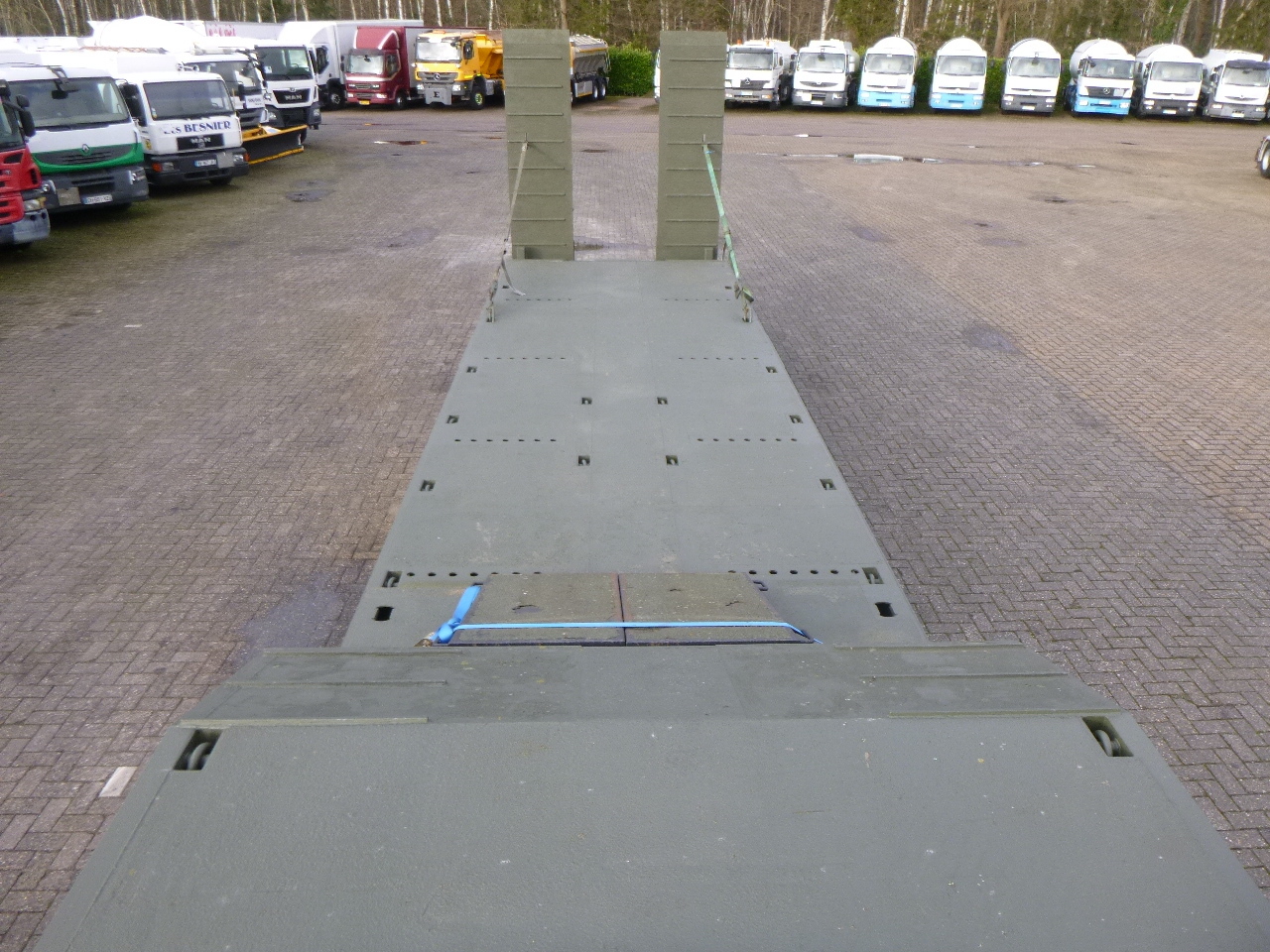 Gjysmë rimorkio me plan ngarkimi të ulët Broshuis 3-axle semi-lowbed trailer E-2130 / 73 t + ramps: foto 7
