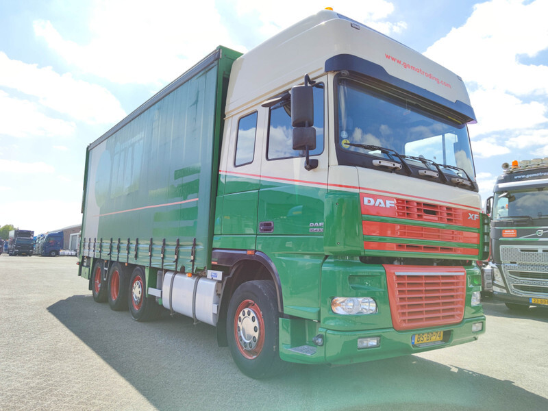 Autotransportues DAF XF 95.430 8x2 SuperSpaceCab Euro3 - CurtainSider 7.31m + Ramp 16T - MachineTransporter - 6 Persons (V555): foto 3