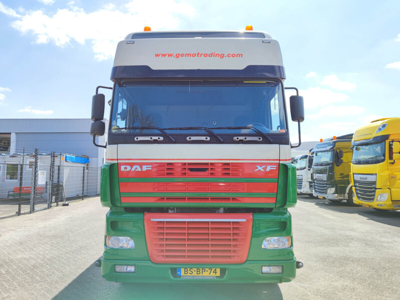 Autotransportues DAF XF 95.430 8x2 SuperSpaceCab Euro3 - CurtainSider 7.31m + Ramp 16T - MachineTransporter - 6 Persons (V555): foto 9