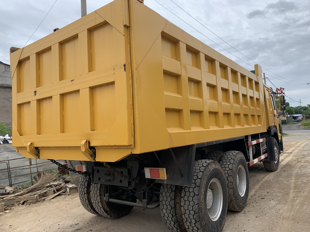Kamion vetëshkarkues për transportimin e makinerive të rënda SINOTRUK Howo Dump truck 371: foto 4