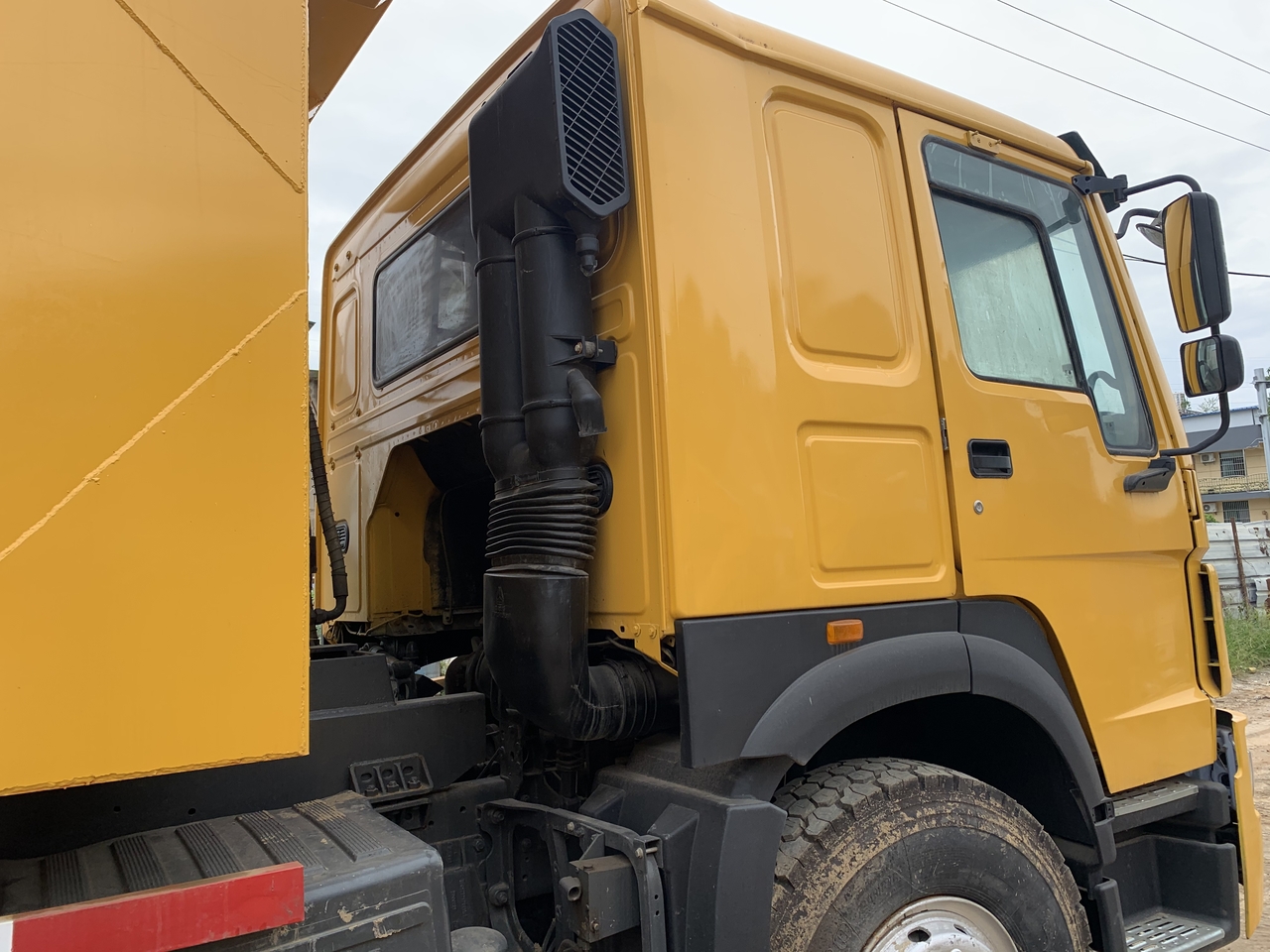 Kamion vetëshkarkues për transportimin e makinerive të rënda SINOTRUK Howo Dump truck 371: foto 7