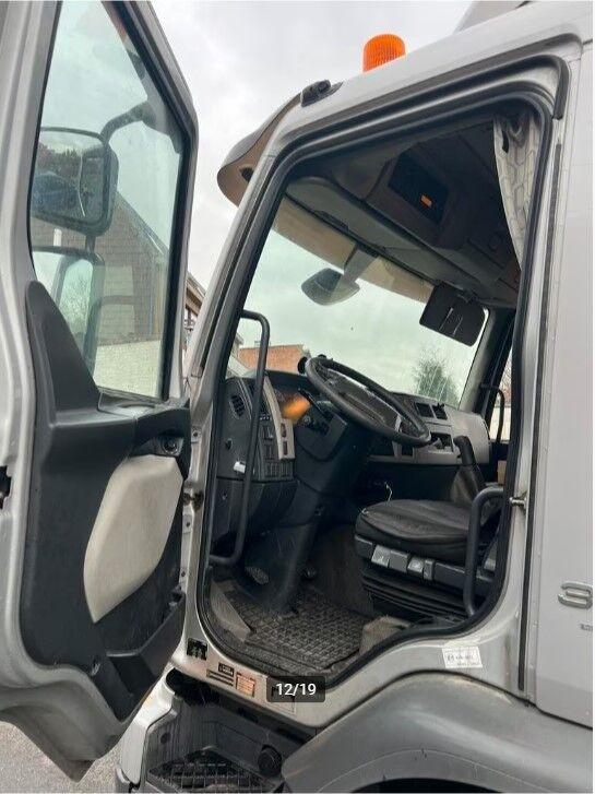 Kamion me tendë Volvo FE 320 Curtain side + tail lift: foto 10