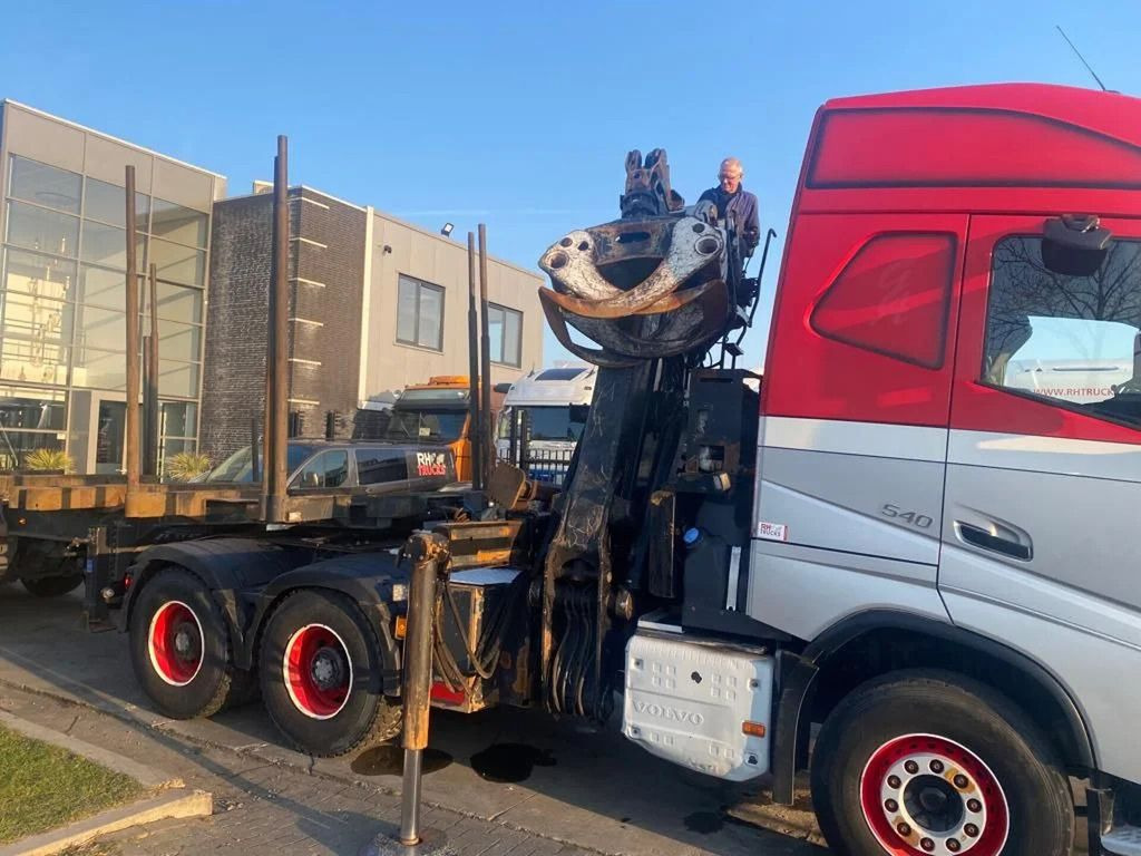 Kamion për transport druri, Kamion me vinç Volvo FH 540 6X4 EURO 6 + EPSILON S260Z96 + TRAILER 4: foto 11