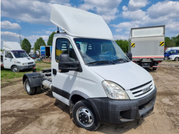 Gjysmë-kamion IVECO Daily