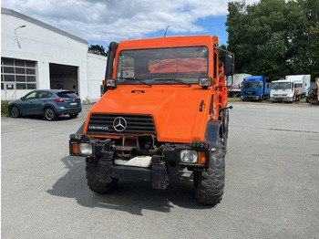 Kamion vetëshkarkues UNIMOG