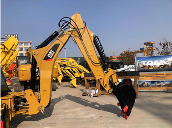 Fadromë me shkarkim nga prapa i ri Caterpillar 420F: foto 3 Fadromë me shkarkim nga prapa i ri Caterpillar 420F: foto 3