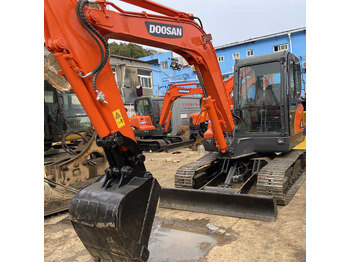 Ekskavator me zinxhirë DOOSAN DX225