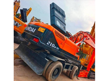 Ekskavator me goma HYUNDAI