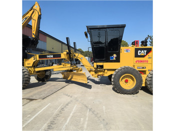 Makinë niveluese CATERPILLAR 140K