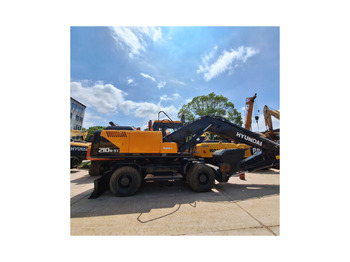 Ekskavator me goma HYUNDAI