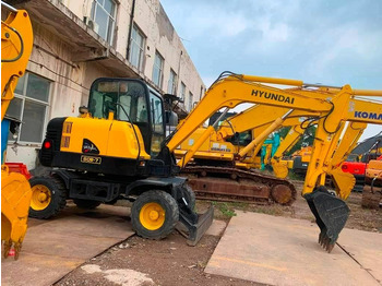 Ekskavator me goma HYUNDAI