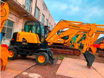 Ekskavator me goma HYUNDAI