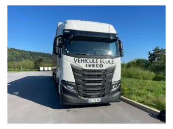 Gjysmë-kamion IVECO S-WAY