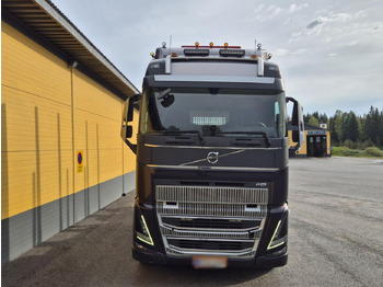 Kamion kabinë-shasi për transportimin e lëndëve drusore VOLVO FH 750 8x4 / 2 lifted axles / timber truck: foto 5 Kamion kabinë-shasi për transportimin e lëndëve drusore VOLVO FH 750 8x4 / 2 lifted axles / timber truck: foto 5