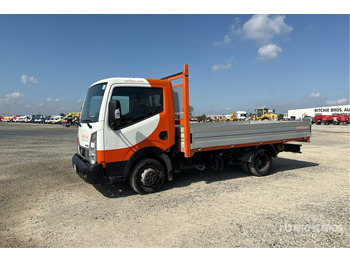 Kamion me karroceri të hapur NISSAN
