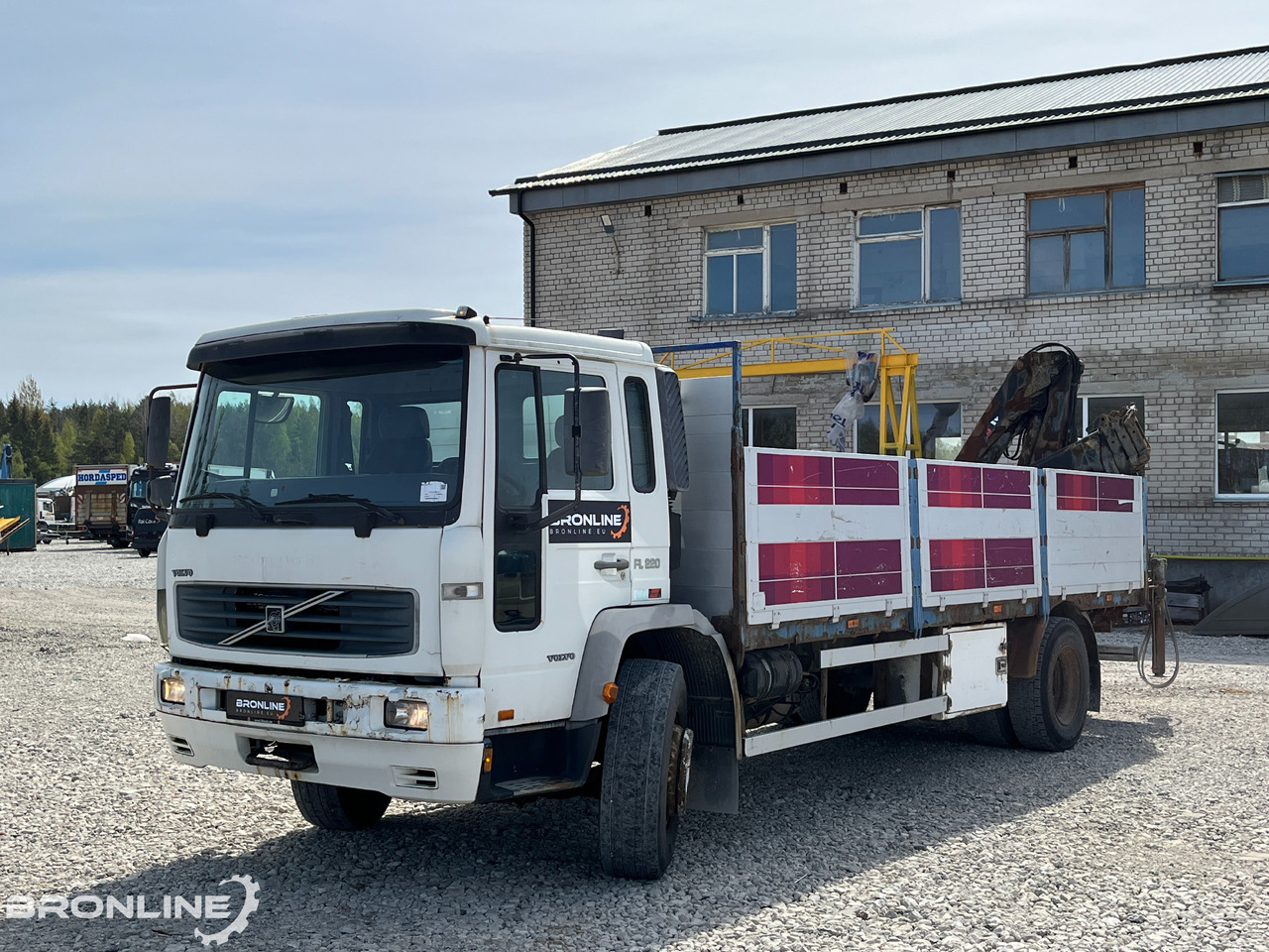2000 Volvo FL220 4x2 + Hiab 102-4 - Kamion me karroceri të hapur, Kamion me vinç: foto 2 2000 Volvo FL220 4x2 + Hiab 102-4 - Kamion me karroceri të hapur, Kamion me vinç: foto 2