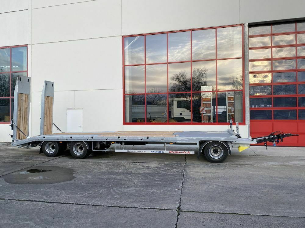 Möslein 3 Achs Tieflader mit gerader Ladefläche 8,10 m, - Rimorkio me plan ngarkimi të ulët: foto 1 Möslein 3 Achs Tieflader mit gerader Ladefläche 8,10 m, - Rimorkio me plan ngarkimi të ulët: foto 1