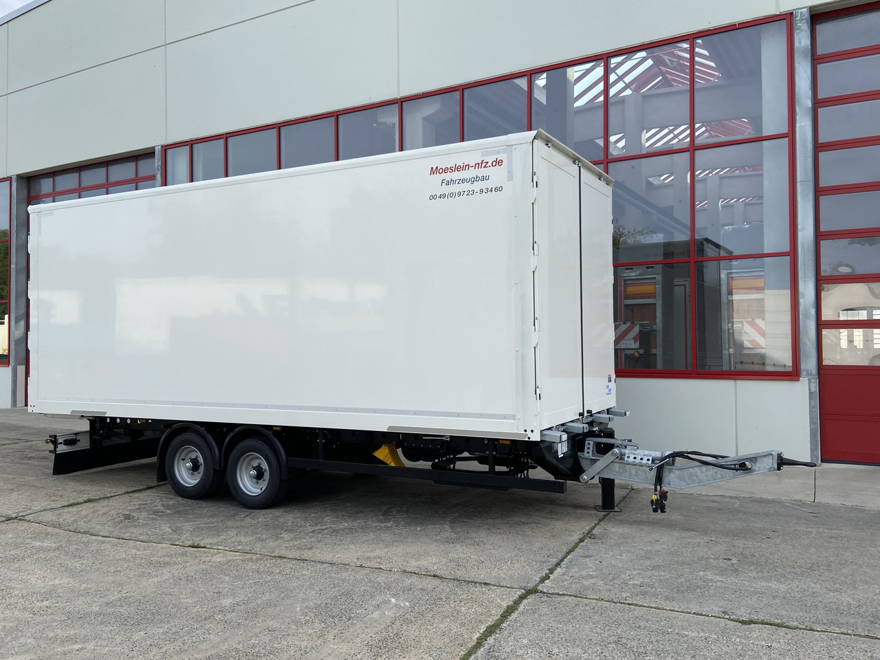Möslein TKO 105 D 7m weiß Tandem- Koffer, Durchladbar, -- Neufahrzeug -- - Rimorkio me vagonetë të mbyllur: foto 2 Möslein TKO 105 D 7m weiß Tandem- Koffer, Durchladbar, -- Neufahrzeug -- - Rimorkio me vagonetë të mbyllur: foto 2