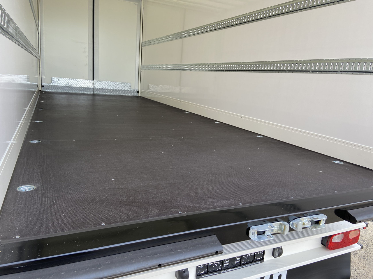 Möslein TKO 105 D 7m weiß Tandem- Koffer, Durchladbar, -- Neufahrzeug -- - Rimorkio me vagonetë të mbyllur: foto 4 Möslein TKO 105 D 7m weiß Tandem- Koffer, Durchladbar, -- Neufahrzeug -- - Rimorkio me vagonetë të mbyllur: foto 4