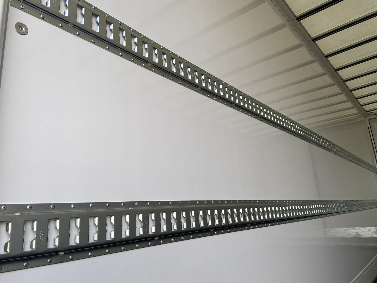 Möslein TKO 105 D 7m weiß Tandem- Koffer, Durchladbar, -- Neufahrzeug -- - Rimorkio me vagonetë të mbyllur: foto 5 Möslein TKO 105 D 7m weiß Tandem- Koffer, Durchladbar, -- Neufahrzeug -- - Rimorkio me vagonetë të mbyllur: foto 5