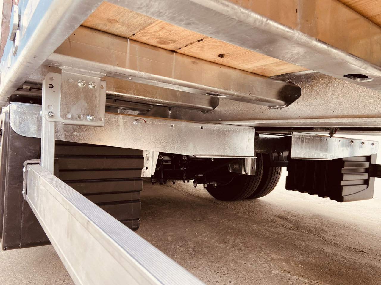 Möslein TT 32 Zugrohr gerade 34 t GG Tridem- Tieflader 3 Achs, gelenktNeufahrzeug - Rimorkio me plan ngarkimi të ulët: foto 2 Möslein TT 32 Zugrohr gerade 34 t GG Tridem- Tieflader 3 Achs, gelenktNeufahrzeug - Rimorkio me plan ngarkimi të ulët: foto 2