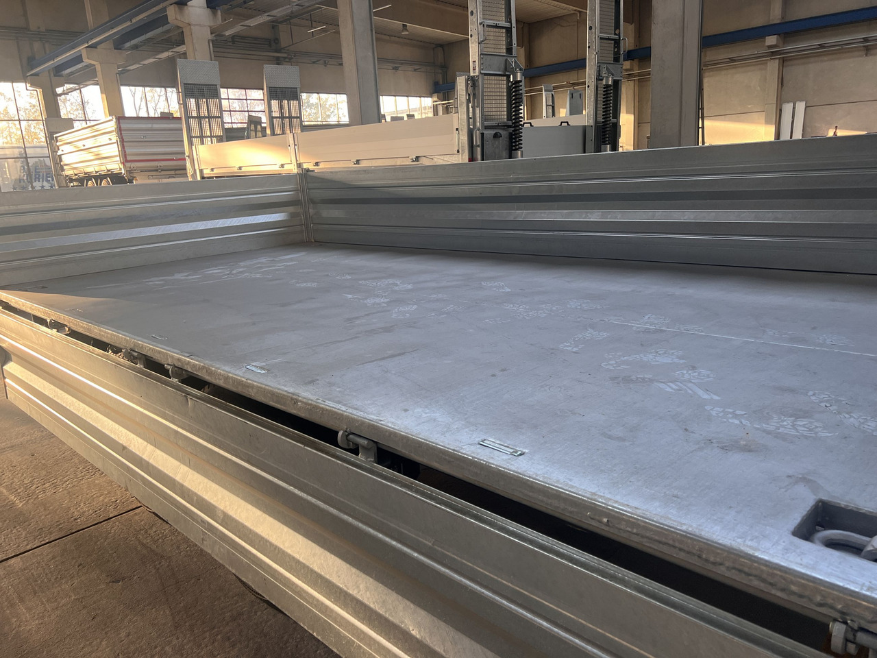 Möslein TTD 14 5,70 m 14 t Tandem- Kipper Tieflader 5,70 m lang, Breite Reifen-- Neufahrzeug -- - Rimorkio vetëshkarkuese: foto 4 Möslein TTD 14 5,70 m 14 t Tandem- Kipper Tieflader 5,70 m lang, Breite Reifen-- Neufahrzeug -- - Rimorkio vetëshkarkuese: foto 4