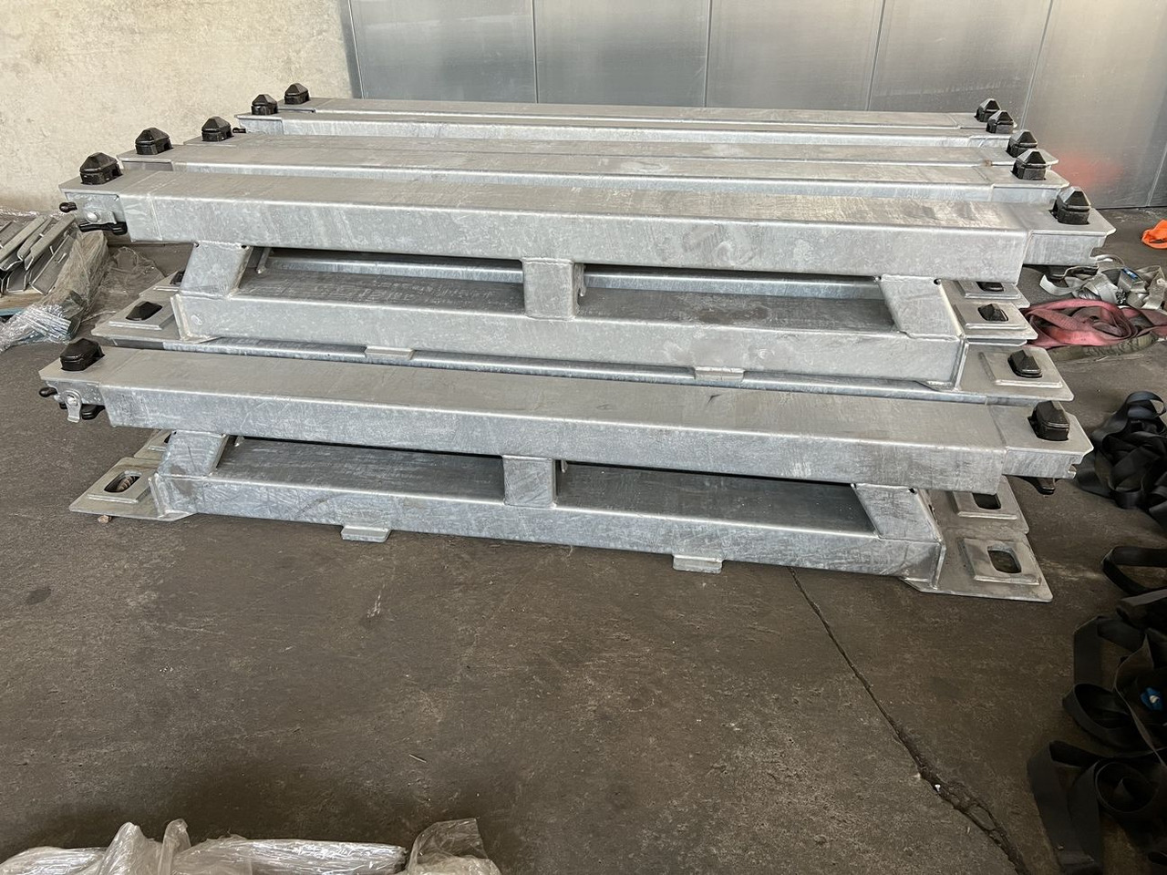 Müller Mitteltal Ausgleichsbock für Satteltieflader incl. Conatinerverschlüssen - Gjysmë rimorkio me plan ngarkimi të ulët: foto 2 Müller Mitteltal Ausgleichsbock für Satteltieflader incl. Conatinerverschlüssen - Gjysmë rimorkio me plan ngarkimi të ulët: foto 2