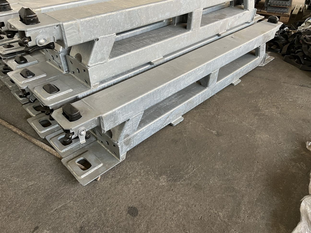 Müller Mitteltal Ausgleichsbock für Satteltieflader incl. Conatinerverschlüssen - Gjysmë rimorkio me plan ngarkimi të ulët: foto 4 Müller Mitteltal Ausgleichsbock für Satteltieflader incl. Conatinerverschlüssen - Gjysmë rimorkio me plan ngarkimi të ulët: foto 4