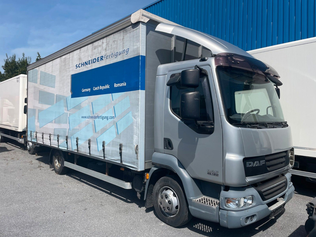 DAF LF45.180 - Kamioncine me tendë: foto 1 DAF LF45.180 - Kamioncine me tendë: foto 1