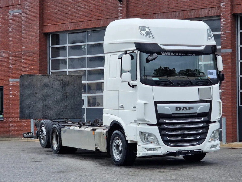 DAF XF 530 SuperSpaceCab 6x2*4 - Chassis 740 cm - Loadlift - Steering axle - Leather - - Kamion kabinë-shasi: foto 1 DAF XF 530 SuperSpaceCab 6x2*4 - Chassis 740 cm - Loadlift - Steering axle - Leather - - Kamion kabinë-shasi: foto 1