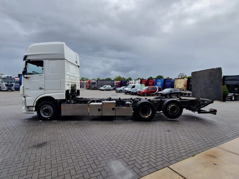 DAF XF 530 SuperSpaceCab 6x2*4 - Chassis 740 cm - Loadlift - Steering axle - Leather - - Kamion kabinë-shasi: foto 4 DAF XF 530 SuperSpaceCab 6x2*4 - Chassis 740 cm - Loadlift - Steering axle - Leather - - Kamion kabinë-shasi: foto 4