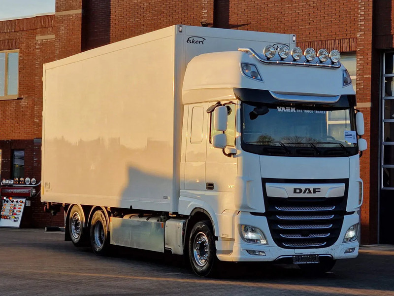 DAF XF 530 SuperSpaceCab 6x2*4 - Ekeri closed box - Loadlift -Steering axle - Full air - Kamion vagonetë: foto 1 DAF XF 530 SuperSpaceCab 6x2*4 - Ekeri closed box - Loadlift -Steering axle - Full air - Kamion vagonetë: foto 1