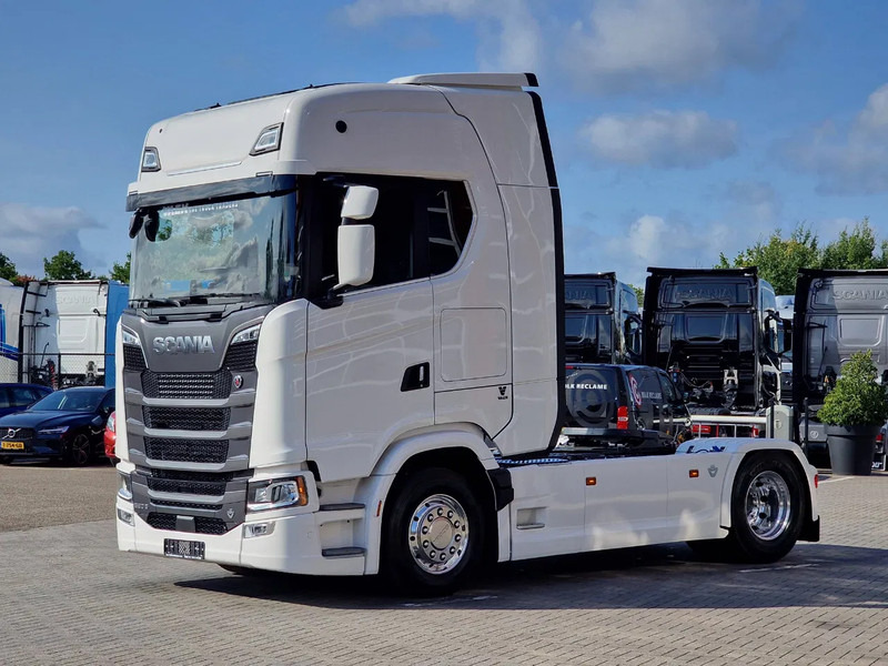 Scania 590S V8 NGS Highline 4x2 - New - Facelift - Full spec - Retarder - Leather - Full air - Gjysmë-kamion: foto 3 Scania 590S V8 NGS Highline 4x2 - New - Facelift - Full spec - Retarder - Leather - Full air - Gjysmë-kamion: foto 3