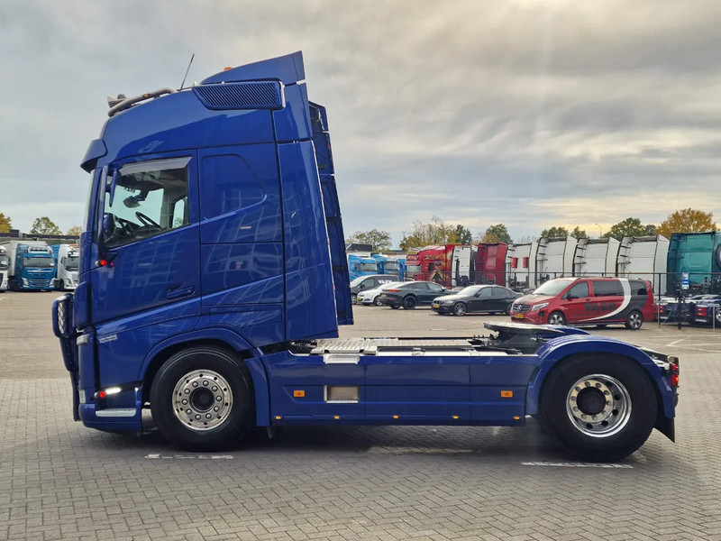 Volvo FH 13.500 Globetrotter 4x2 - Full air - Bull bar - Leather - Fridge - Lightbar - Gjysmë-kamion: foto 4 Volvo FH 13.500 Globetrotter 4x2 - Full air - Bull bar - Leather - Fridge - Lightbar - Gjysmë-kamion: foto 4