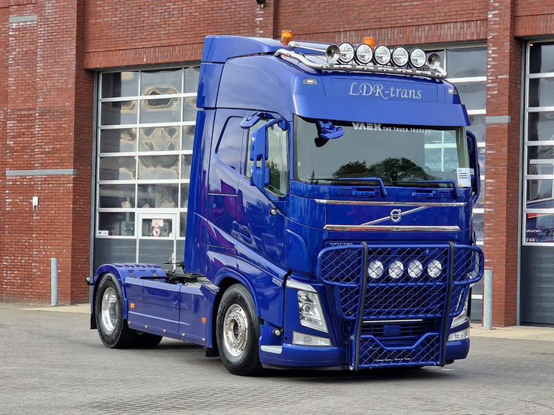 Volvo FH 13.500 Globetrotter 4x2 - Full air - Bull bar - Leather - Fridge - Lightbar - Gjysmë-kamion: foto 1 Volvo FH 13.500 Globetrotter 4x2 - Full air - Bull bar - Leather - Fridge - Lightbar - Gjysmë-kamion: foto 1